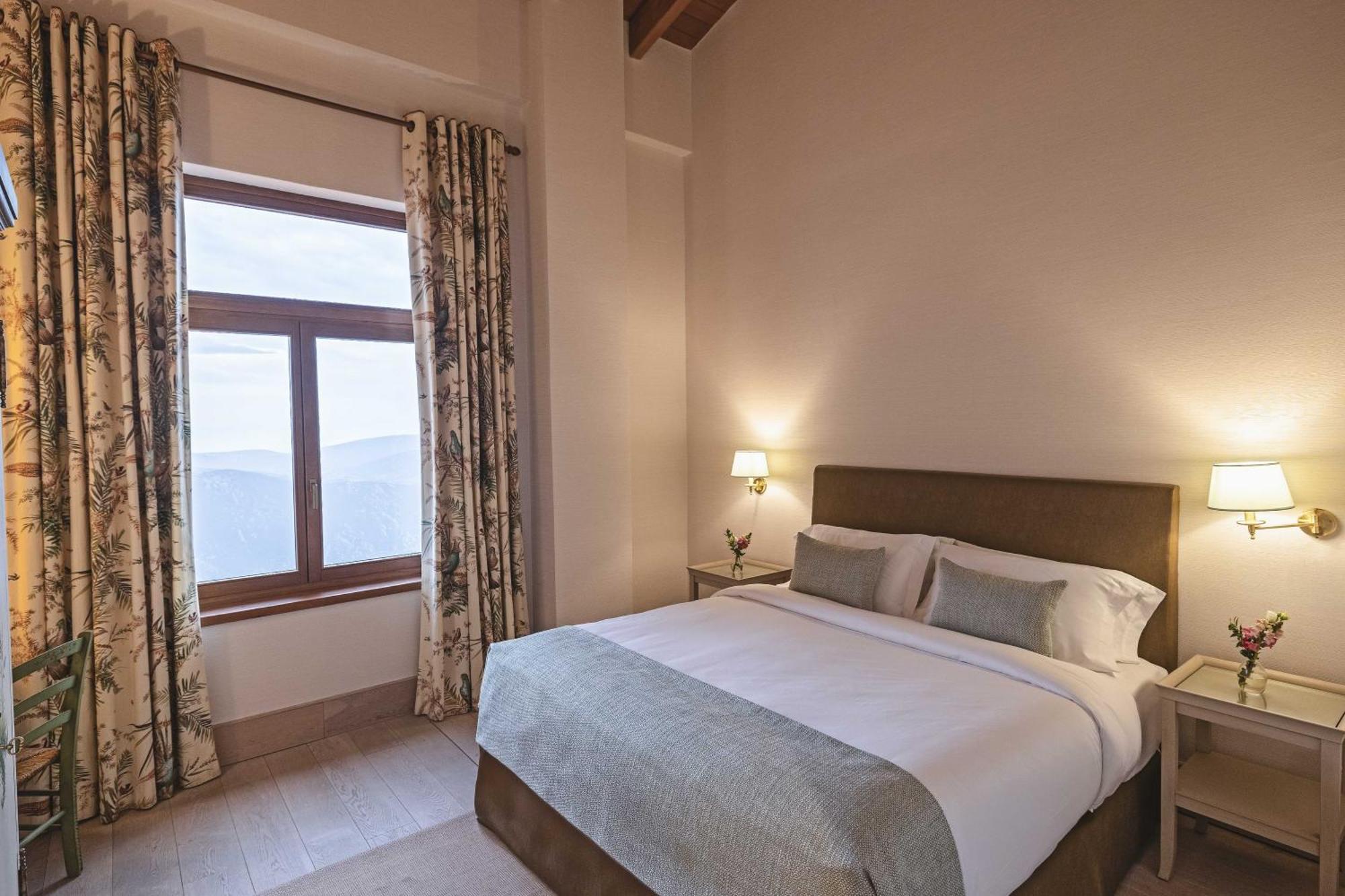Deluxe Double Room Mountain View
