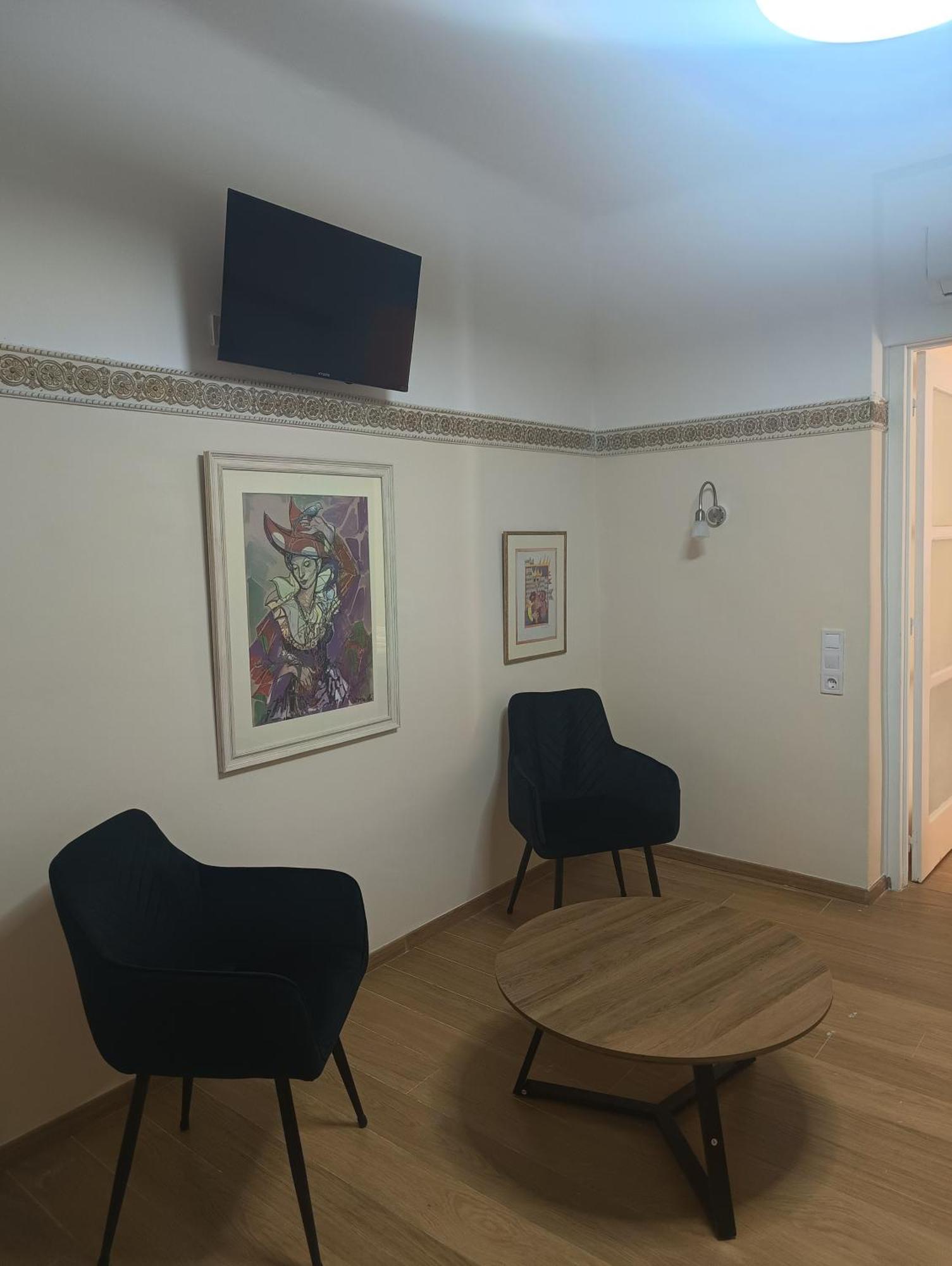 Executive Suite,1771627014:JPEG